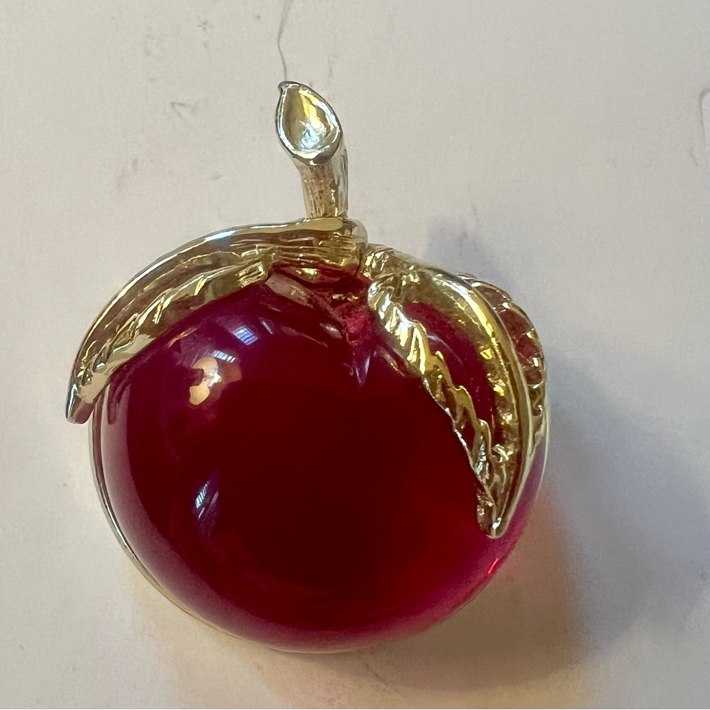 Sarah Coventry Vintage Stamped Jelly Apple Lucite Red And Gold Tone Brooch 14$